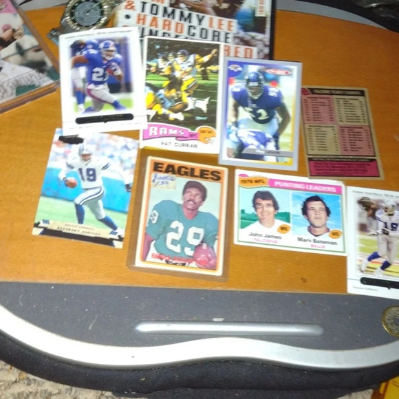 Football cards - Picture 1 of 4